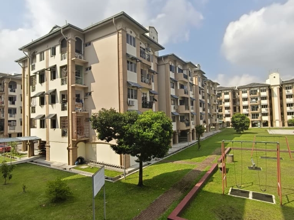 Pemandangan dari balkoni Apartment Melawis, Skudai, Johor Bahru, yang menampilkan landskap padang rumput hijau yang luas, bersih, dan dijaga rapi. Imej ini menonjolkan taman permainan kanak-kanak yang sedia ada, pokok-pokok teduhan, dan suasana persekitaran yang tenang, menjadikannya pilihan ideal untuk kehidupan keluarga dan meningkatkan daya tarikan sewaan.