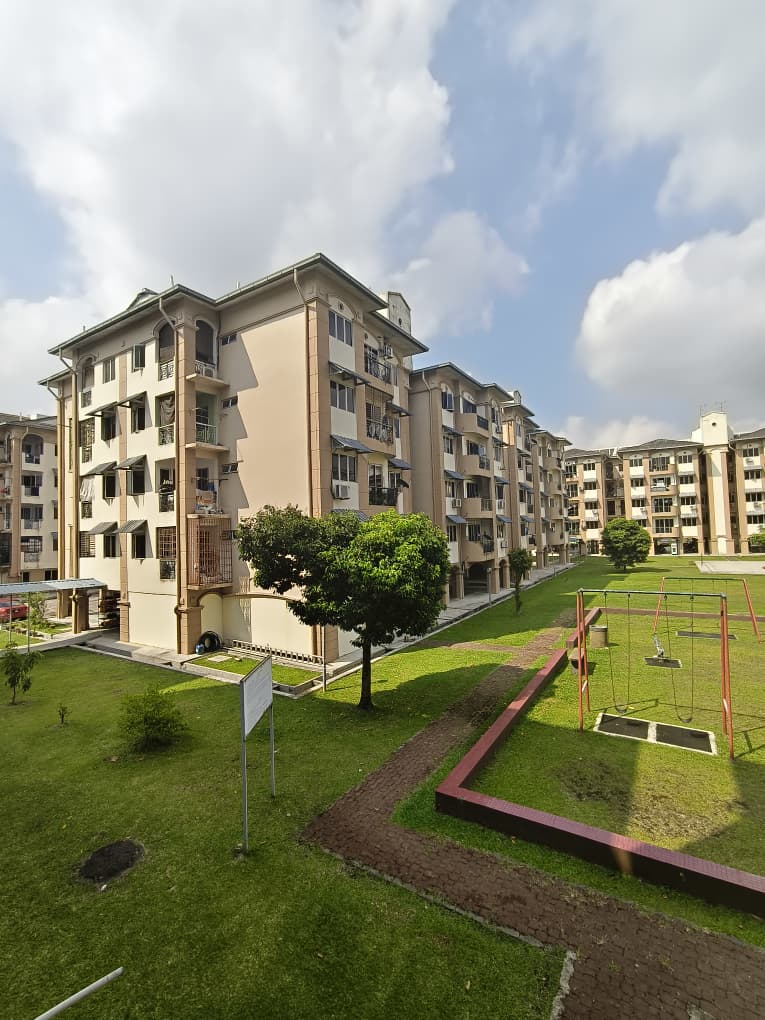 Pemandangan dari balkoni Apartment Melawis, Skudai, Johor Bahru, yang menampilkan landskap padang rumput hijau yang luas, bersih, dan dijaga rapi. Imej ini menonjolkan taman permainan kanak-kanak yang sedia ada, pokok-pokok teduhan, dan suasana persekitaran yang tenang, menjadikannya pilihan ideal untuk kehidupan keluarga dan meningkatkan daya tarikan sewaan.