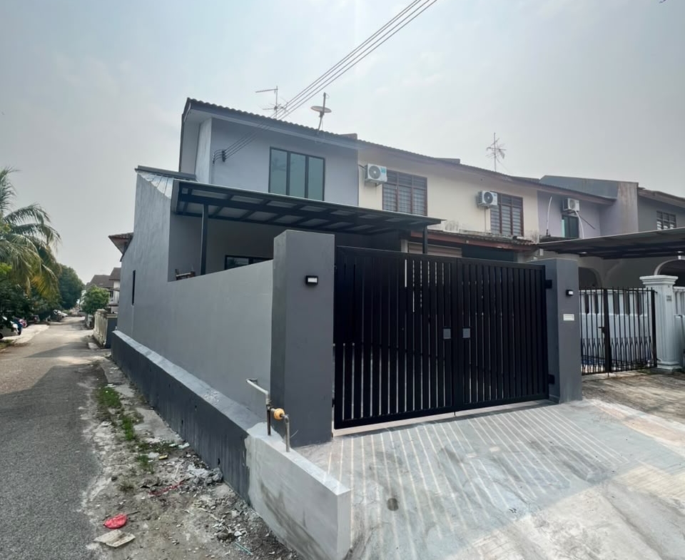 Bahagian depan rumah Taman Puteri Wangsa